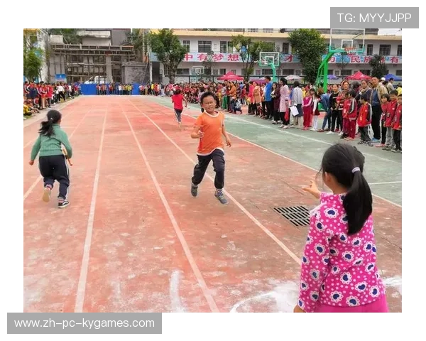 凯恩强势压住防守后转身打门——在训练场上复刻瞬间艺术 凯恩强势压住防守后转身打门——在训练场上复刻瞬间艺术